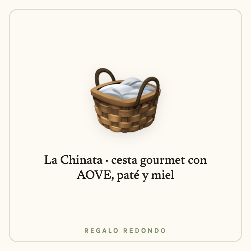 Ilustración de una cesta gourmet con aceite y conservas